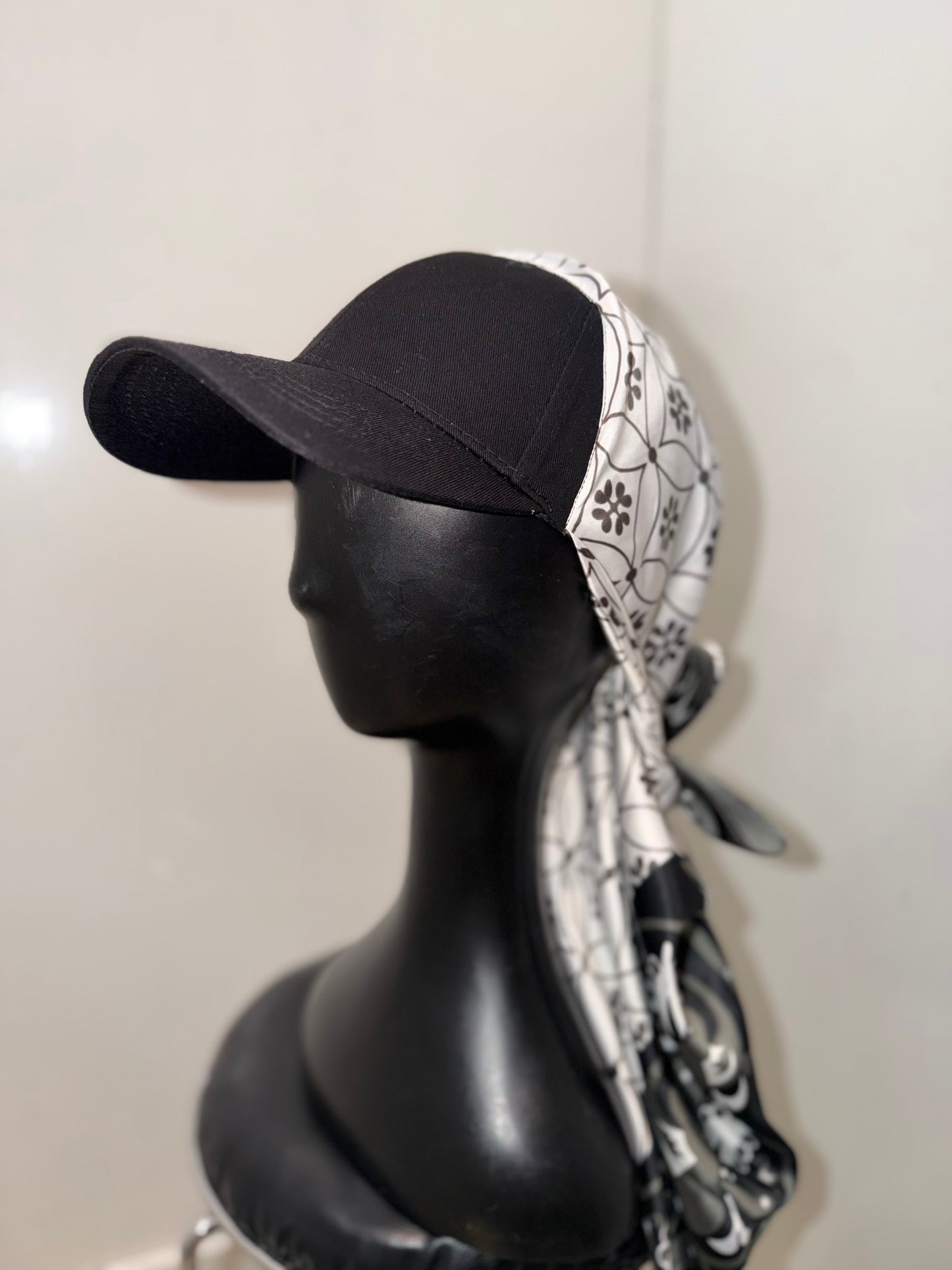 Casquette Foulard RM Élégance Graphique Noir & Blanc