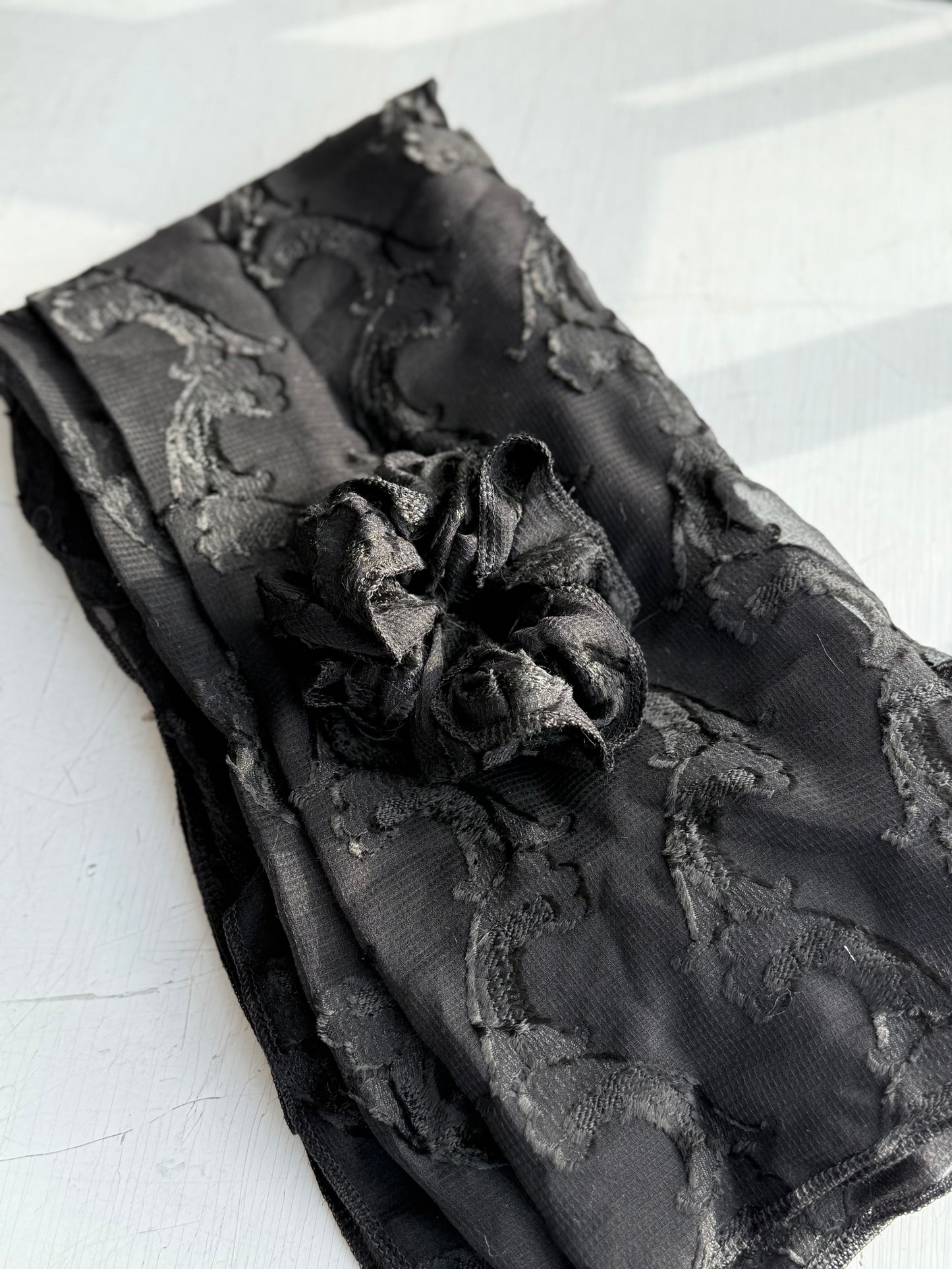 Foulard Noir sur Noir