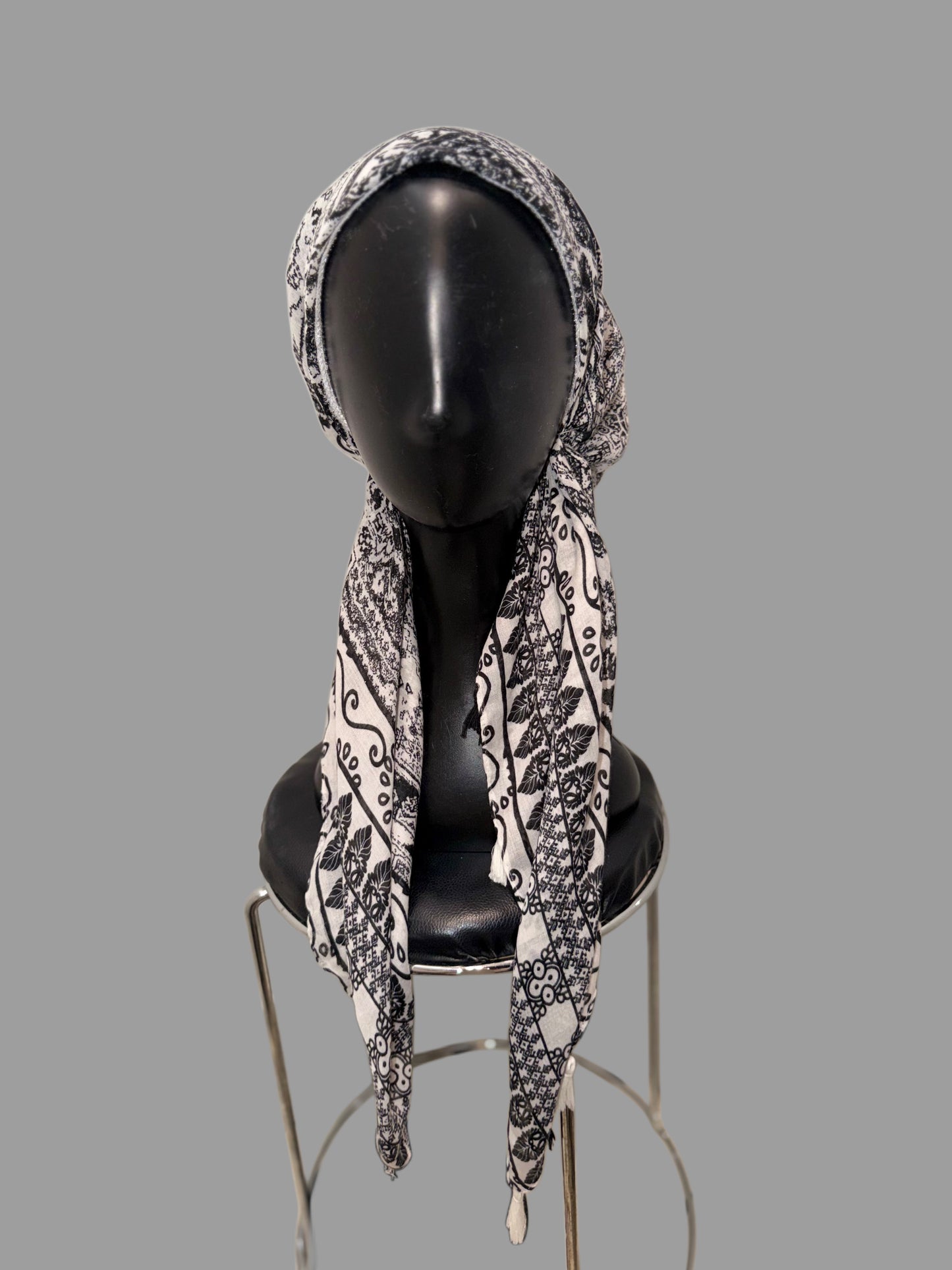 Foulard pré-noué noir arabesque