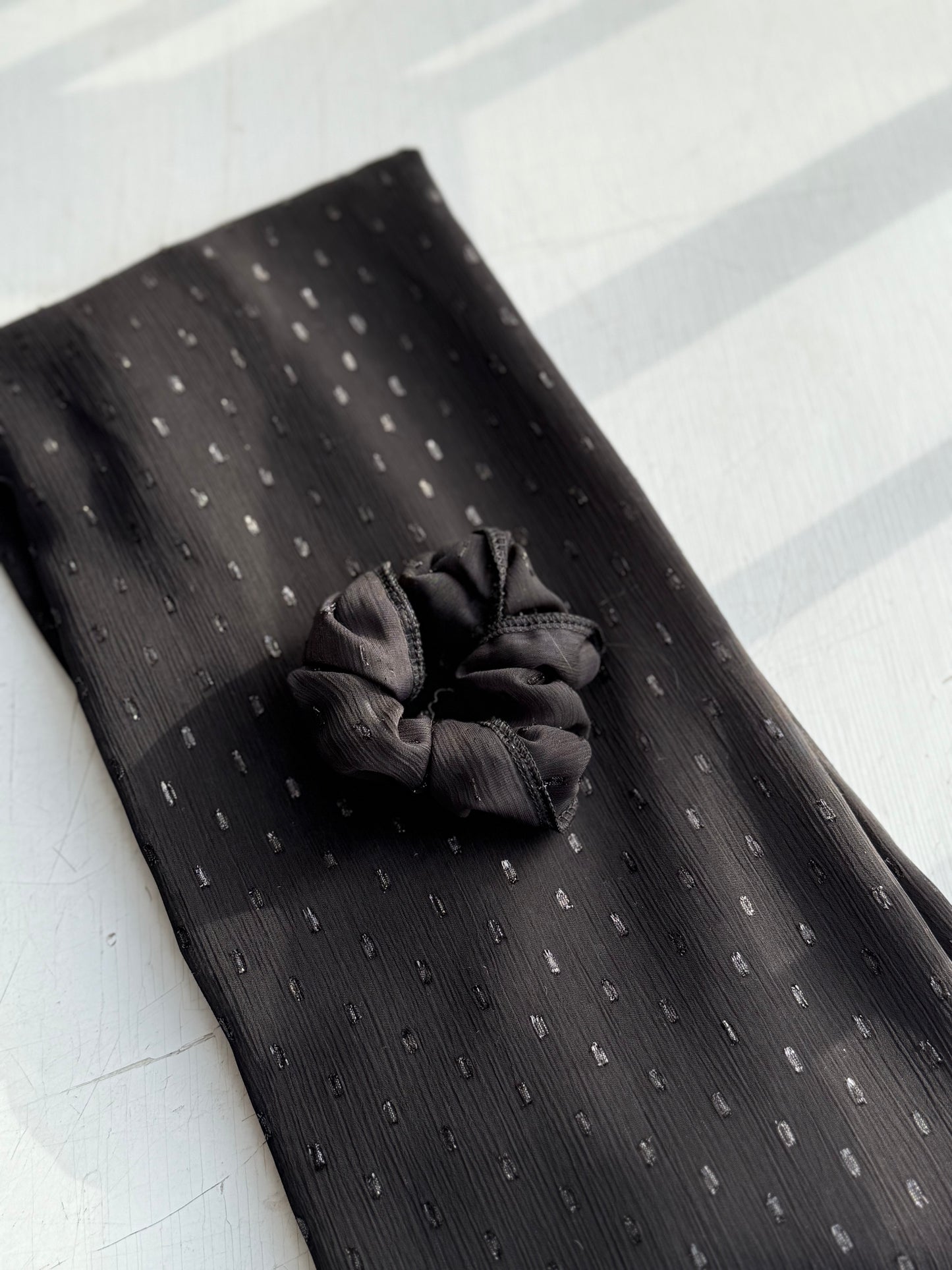 Foulard noir Plumetis