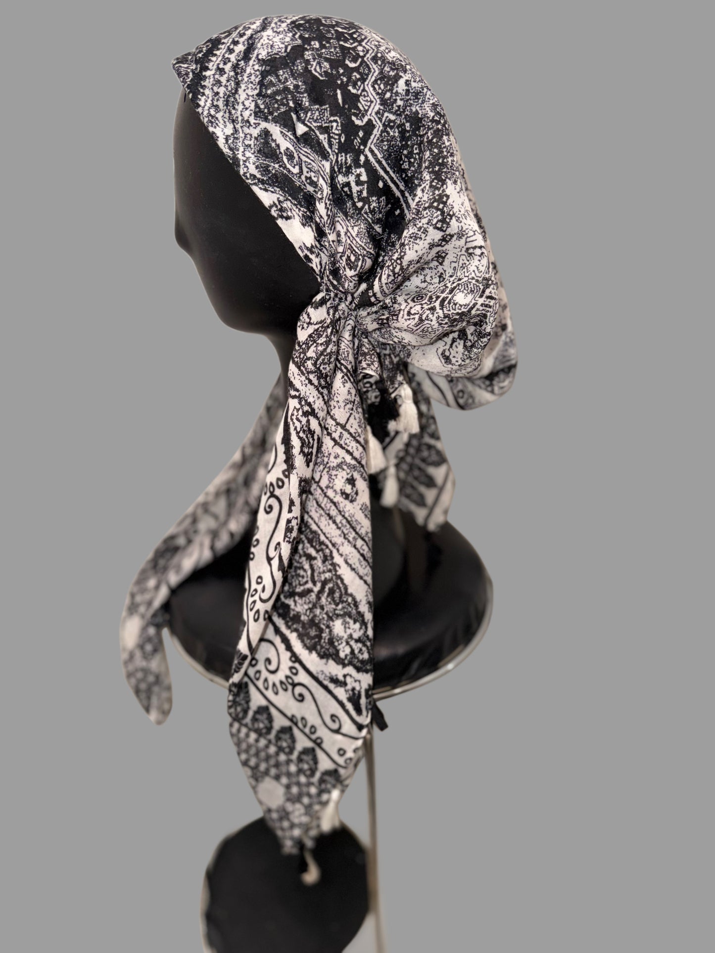 Foulard pré-noué noir arabesque